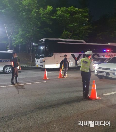 수원시 관계자가 경찰과 협업해 체납차량을 단속하고 있다.