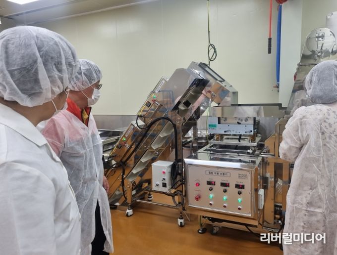 점검반이 학교급식 식자재 공동구매 업체를 점검하고 있다