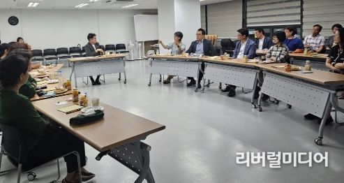황인국 수원시 제2부시장과 40~50대 1인 가구 참석자들이 현장 노크앤토크 간담회에서 이야기를 나누고 있다.