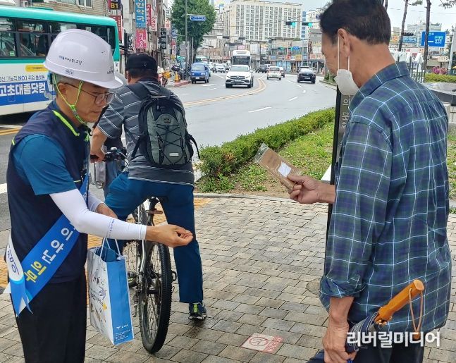 건설현장 종사자 및 일반시민을 대상으로 산업재해 예방 홍보물을 전달하며 안전사고 예방의 중요성을 알렸다.