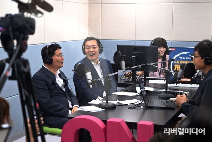 이재준 수원시장(왼쪽 2번째)과 김기정 수원시의회 의장(왼쪽 1번째)가 개국방송에 출연해 인터뷰하고 있다.