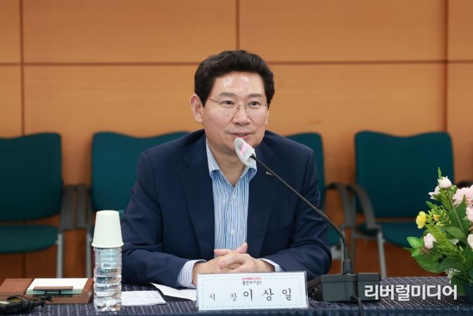 이상일 용인특례시장이 지난 27일 강원도 속초시와의 자매결연식에서 인사말을 하고 있다