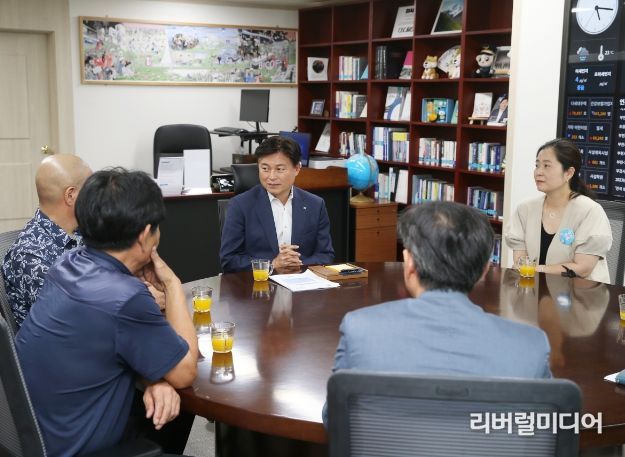 '다문다감' 추진단이 조용익 부천시장과 지금까지 추진해온 사업성과를 공유하고 다양한 의견을 나누고 있다