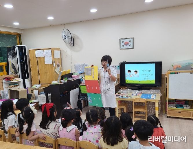 부천시보건소는 지난 23일 부천시약사회와 함께 유치원생을 대상으로 의약품 안전사용 교육을 실시했다