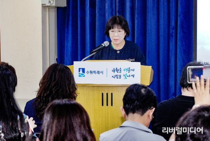 박란자 수원시 복지여성국장이 브리핑을 하고 있다.