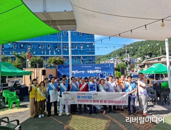 용인특례시가 지난 2일 용인중앙시장 별빛마당 축제에서 상인회를 중심으로 지역 물가 안정 캠페인을 진행했다.