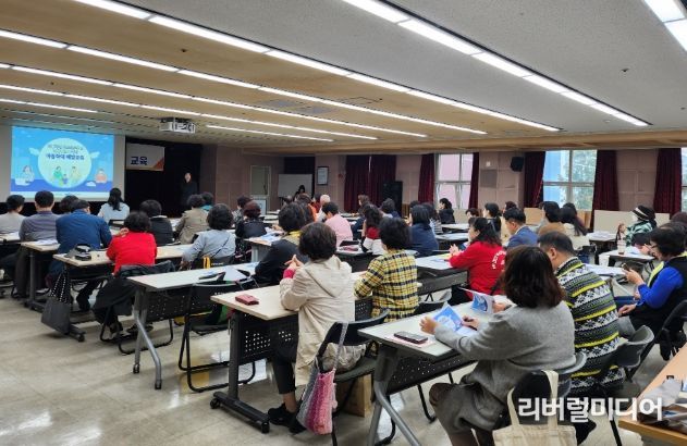 부천시는 지난 18일 명예사회복지공무원을 대상으로 아동학대 예방을 위한 교육을 실시했다