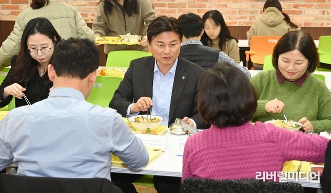 조용익 부천시장이 직원들과 식사하며 대화를 나누고 있다