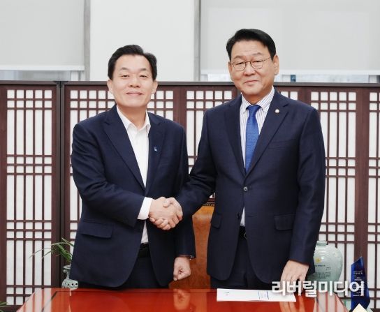 이재준 수원특례시장이 김교흥 국회 행정안전위원회 위원장과 기념 사진을 촬영하고 있다.