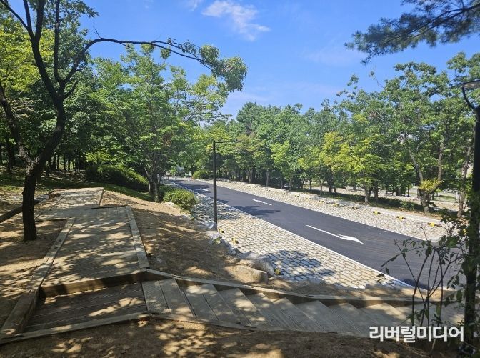 시설개선공사와 주차면수 확대를 완료한 정발산공원 주차장