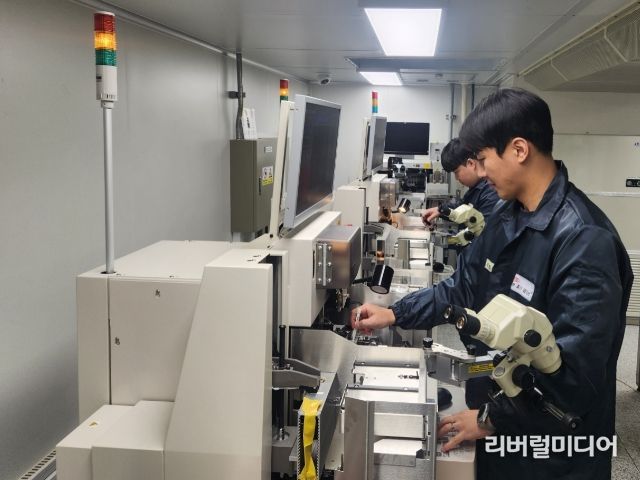 엠케이전자(주) 관계자들이 차세대융합기술연구원 보유 연구장비를 활용해 연구를 하고 있는 모습