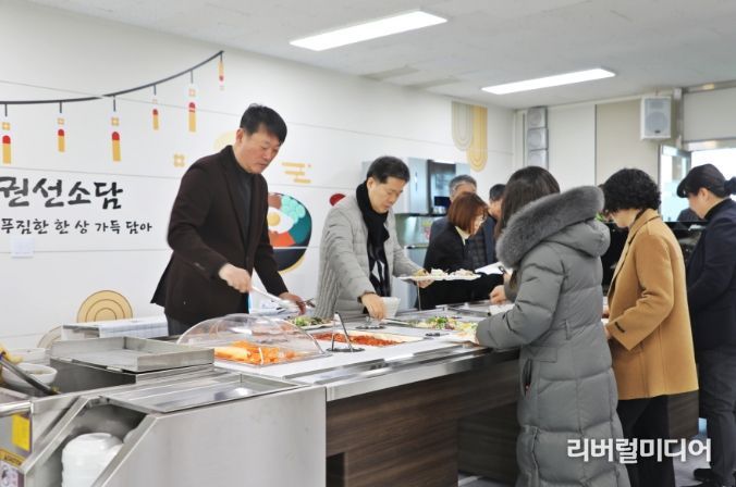 권선구 직원들이 구내식당(‘권선소담’)에서 점심식사를 하고 있다.