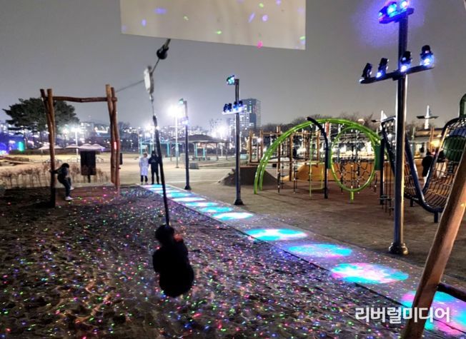 상동호수공원에 관내 최초로 도입된 놀이형 경관조명에서 시민들이 집라인을 타고 있다.