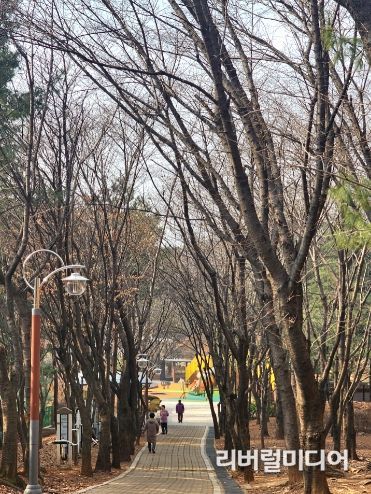 어린이놀이터가 정비된 고리울가로공원에서 시민들이 산책을 즐기고 있다
