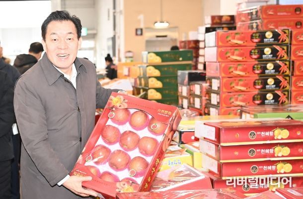 수원시 농수산물도매시장을 방문한 이재준 시장이 사과 상자를 들어보고 있다.