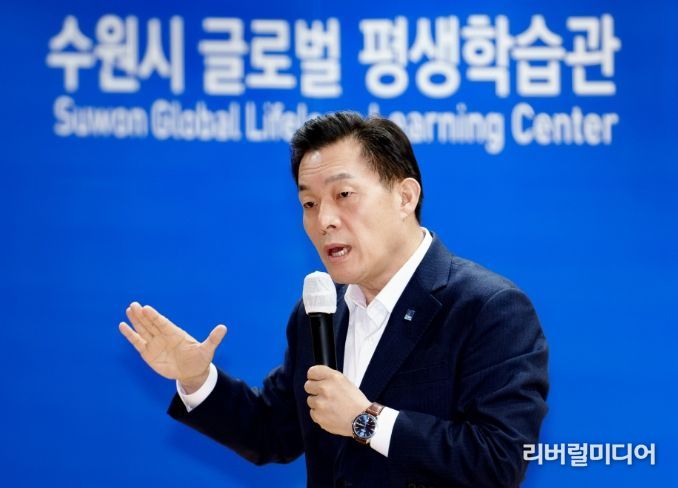 이재준 수원시장이 인사말을 하고 있다.