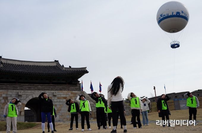 지난해 11월 창룡문 일원에서 열린 ‘1인가구 새빛 수원(One) 크루’