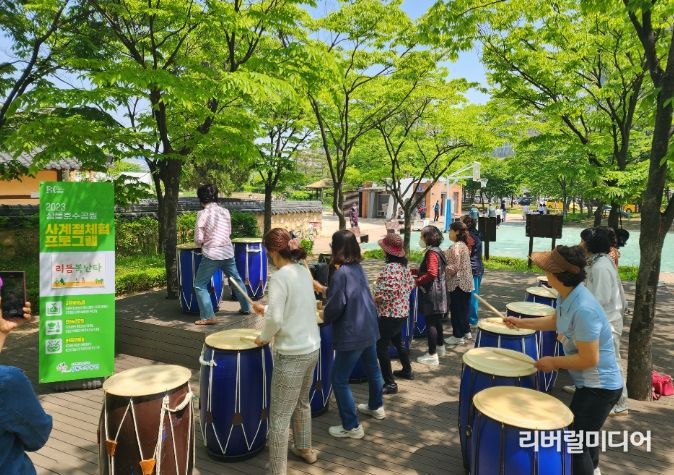 상동호수공원 사계절 체험 프로그램 중 ‘리듬북난타’에 참여한 시민들의 모습