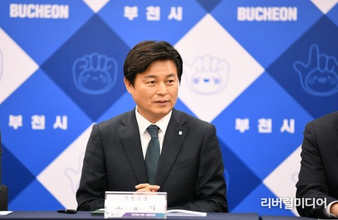 지난해 12월 15일 ‘부천시 과학고 설립을 위한 공동 업무협약(MOU)’ 참석한 조용익 부천시장