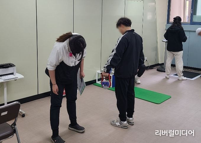 2024년 부천시 청원경찰 채용 응시자들이 무료 체력측정을 진행하고 있다.