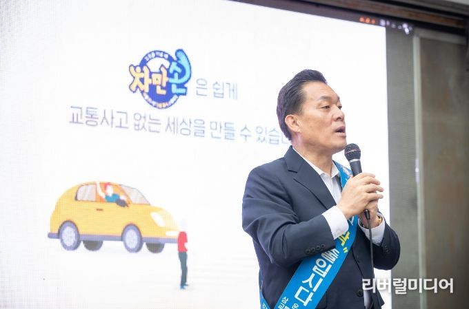 이재준 수원시장이 교통사고 예방 캠페인에서 인사말을 하고 있다.