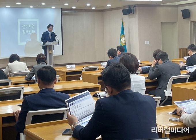 조용익 부천시장이 정비사업 정책전환에 대해 설명하고 있다