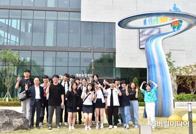 부천시는 경기경영고등학교 학생들을 대상으로 웹툰융합센터의 우수 입주기업인 ‘크리에이티브섬’의 진로체험을 진행했다