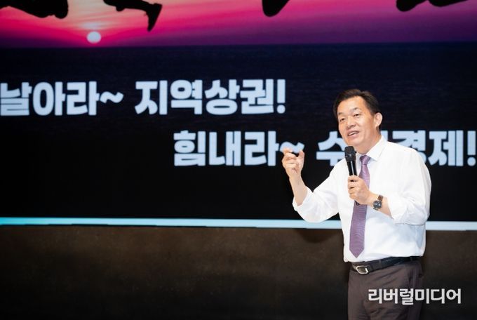 지난 5월 ‘지역상권 보호도시’ 선포식에서 이재준 수원시장이 설명을 하고 있다.