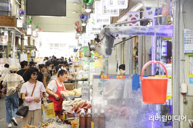 시민들로 북적이는 삼미시장