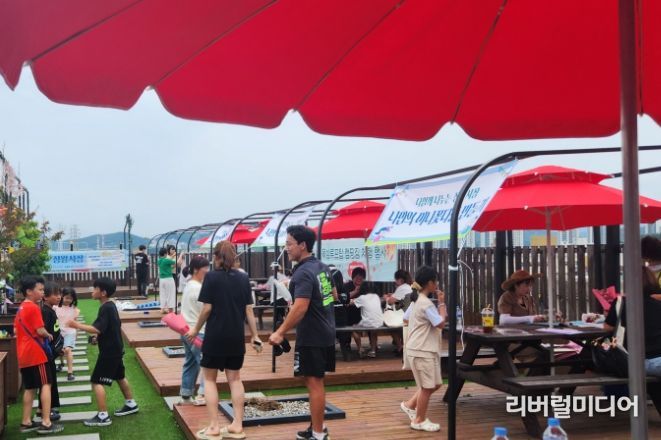 정왕시장 옥상 라온마루는 시민 휴식 공간으로 자리잡았다.