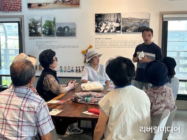 소사마을 연혁 및 지도를 살펴보는 모습