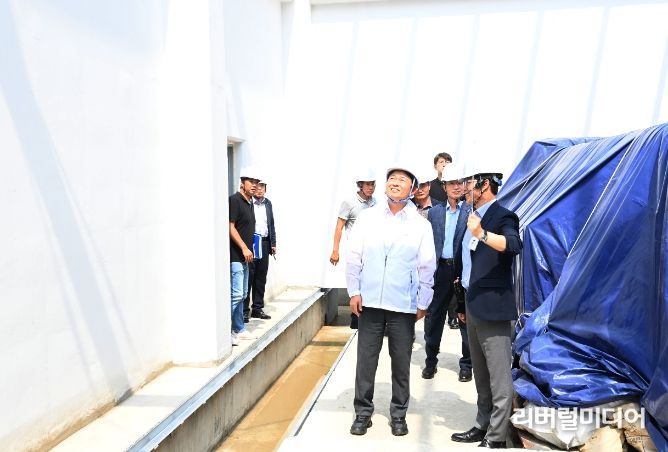 조용익 부천시장이 춘의동 수소충전소 구축 현장을 찾아, 현장을 살펴보고 있다.