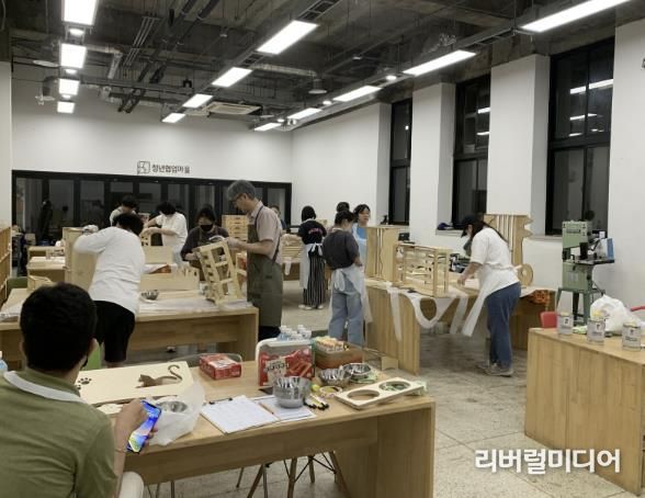 목공 프로그램. 올해는 대진대, 한샘과 협업 프로그램이 진행된다