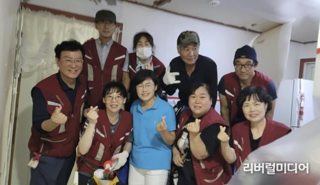 의왕시 미소나눔, 내손2동 취약계층 집수리 봉사... 장마철 쾌적한 여름나기 지원