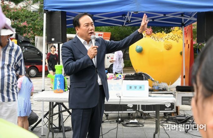 오산시, 공동주택 공동체 활성화 지원사업 프로그램에서 발언하는 이권재 시장.