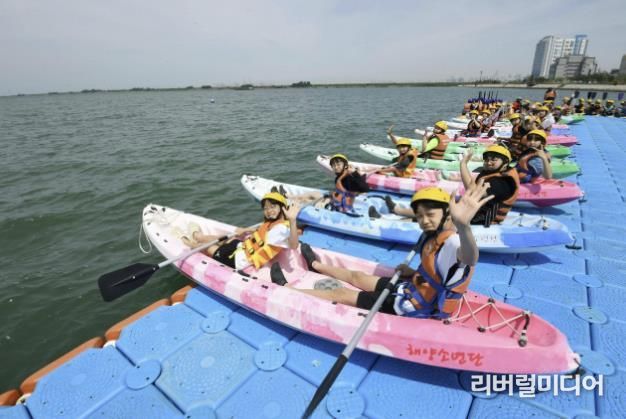 카약과 바나나보트 등 각종 해양레저 체험이 가능하다.