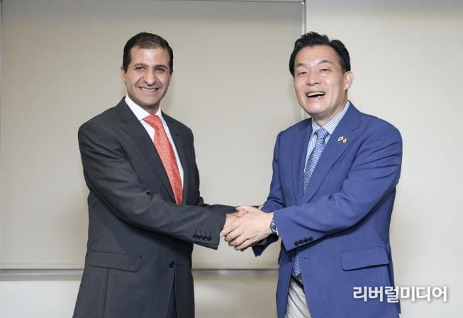 지난 3월 자매결연 25주년을 맞아 방문한 멕시코 톨루카시에서 이재준 수원시장과 후안 믹시세 나이메 톨루카 시장이 악수를 하고 있다.