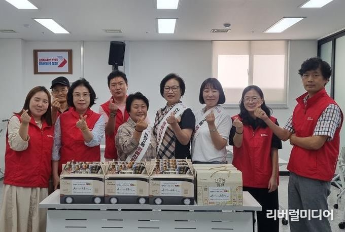 오산시 신장2동 명예사회복지공무원, 1인 가구 고립예방 ‘먹거리 꾸러미’ 전달