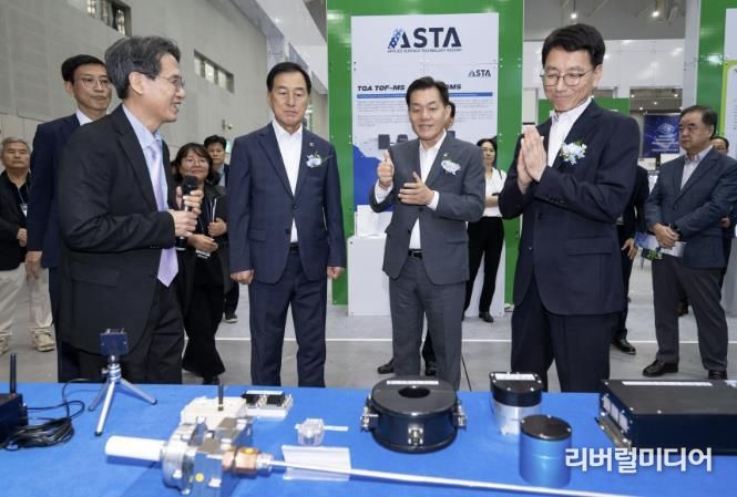 이재준 수원시장이 2024 차세대 반도체 패키징 산업전(ASPS 2024) 전시를 둘러보고 있다.