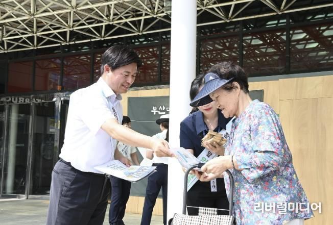 시민에게 ‘아이먼저’ 리플릿을 배부하며 안전을 위한 교통수칙을 홍보하는 조용익 부천시장