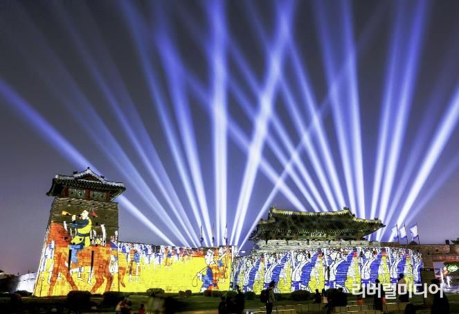 지난 4월 화서문 일원에서 2024 미디어아트 수원화성을 준비하기 위해 실시한 리허설 장면