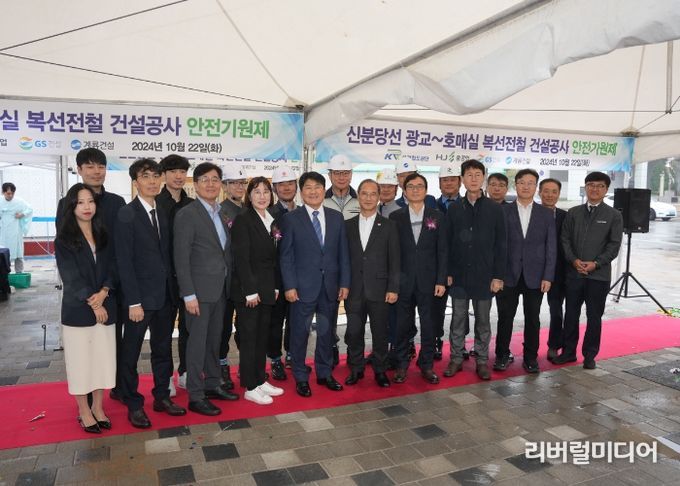 최종열 수원시 첨단교통과장과 참석자들이 기념촬영을 하고 있다.