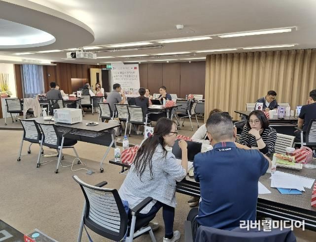 타이완 타이베이 비즈니스 센터에서 수출판매개척단이 수출 상담을 하고 있다.