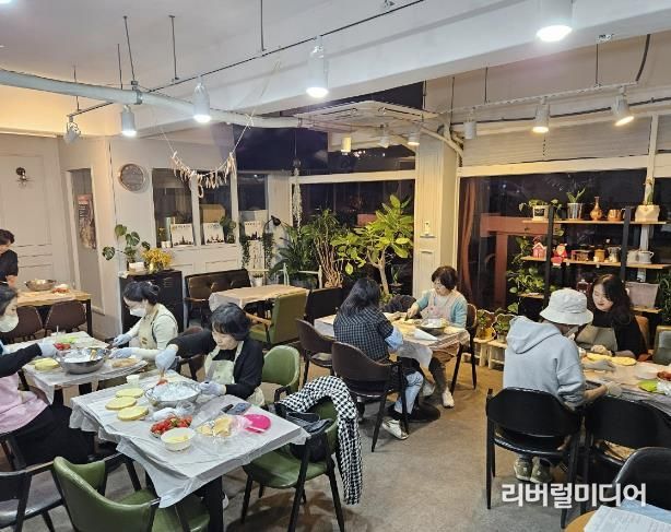 부천시 우리동네 학습공간 ‘소사하루카페’에서 시민들이 ‘퇴근학습길’ 프로그램 ‘퇴근 후 베이킹’을 수강하고 있다.