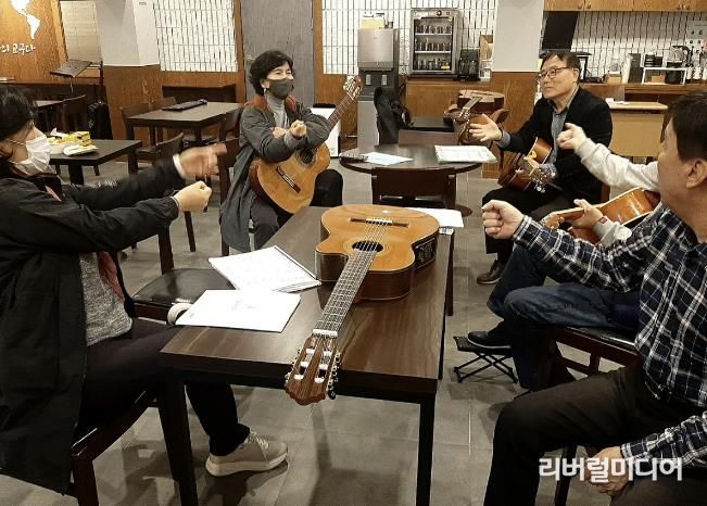 학습 소모임 ’어울림‘이 부천시의 찾아가는 배달강좌 ’학습똑‘ 사업을 통해 ’즐거운 기타 강좌‘를 수강하고 있다.