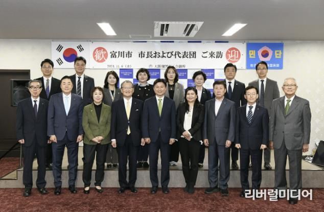 지난 6일, 오사카 한국상공회의소에서 관계자들과 기념사진을 촬영하고 있다.
