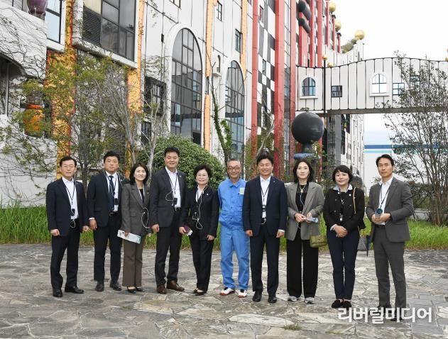 조용익 부천시장이 지난 6일, 일본 오사카의 친환경 자원순환시설인 ‘마이시마 소각장’을 벤치마킹하고 기념사진을 촬영하고 있다.