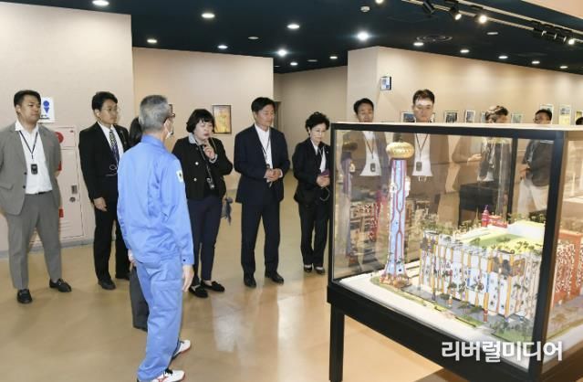 조용익 부천시장이 지난 6일, 일본 오사카의 친환경 자원순환시설인 ‘마이시마 소각장’ 시설을 둘러보고 있다.