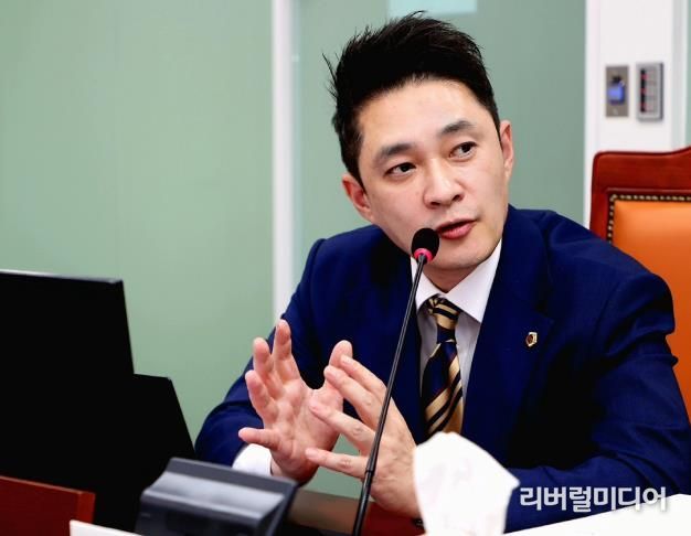 12일 열린 제379회 경기도의회 정례회 제3차 경기도경제과학진흥원 행정사무 감사에서 전석훈 의원 모습.