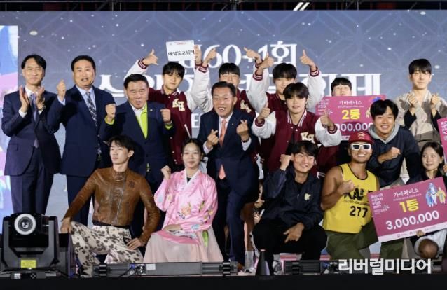 지난 10월 수원화성문화제 폐막식에서 이재준 수원특례시장과 시민등 참가자들이 기념촬영을 하고 있다.